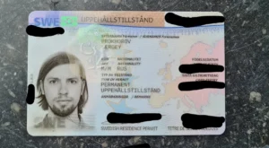 köpa svenska uppehållstillstånd, Stockholms stadsbild med svensk flagga – din väg till permanent uppehållsrätt, Svensk fikapaus – en fördel med att bo i Sverige med uppehållstillstånd," "Migrationsverkets kontor – där din uppehållsresa börjar,